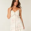 Mini vestido com babados e tachas