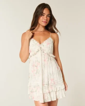 Mini vestido com babados e tachas