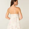 Mini vestido com babados e tachas