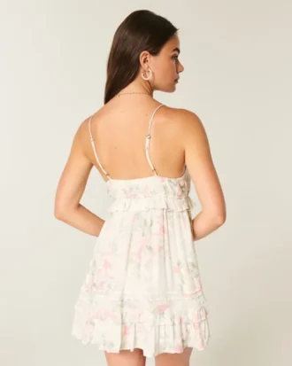 Mini vestido com babados e tachas