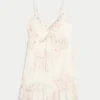 Mini vestido com babados e tachas