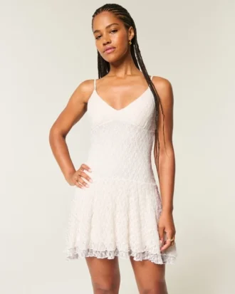 Mini vestido com bainha assimétrica em renda