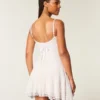 Mini vestido com bainha assimétrica em renda