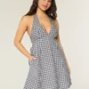 Mini vestido com costas abertas e alças