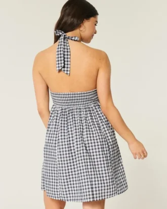 Mini vestido com costas abertas e alças