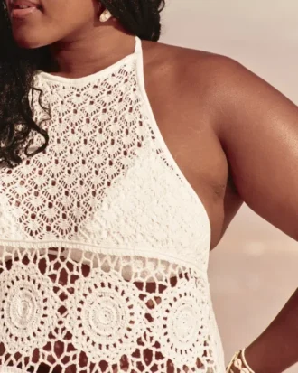 Mini vestido com decote halter estilo croché