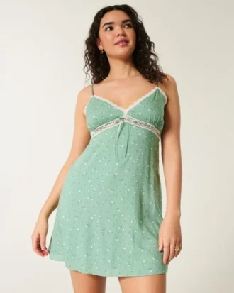 Mini vestido com detalhes em renda