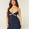 Mini vestido com detalhes em renda
