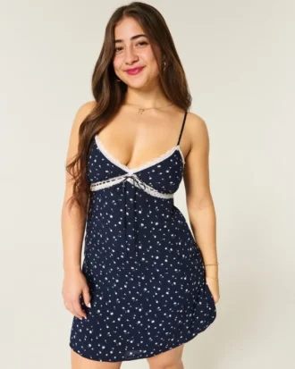 Mini vestido com detalhes em renda