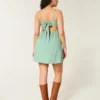 Mini vestido com detalhes em renda