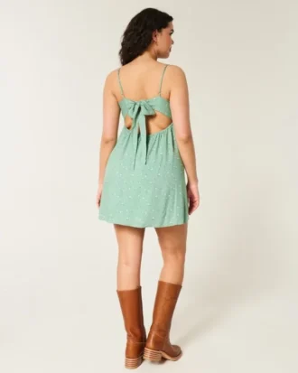 Mini vestido com detalhes em renda