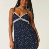 Mini vestido com detalhes em renda