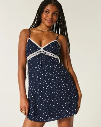 Mini vestido com detalhes em renda