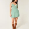 Mini vestido com detalhes em renda