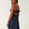 Mini vestido com detalhes em renda