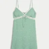 Mini vestido com detalhes em renda