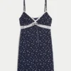 Mini vestido com detalhes em renda