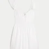Mini vestido com manga esvoaçante e cintura em V