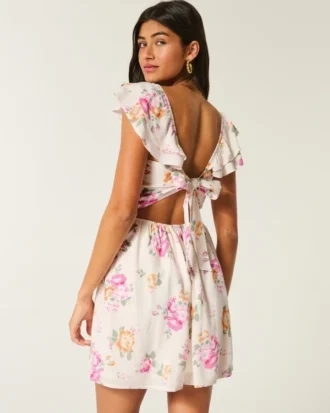 Mini vestido com mangas esvoaçantes e cintura em V