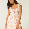 Mini vestido com mangas esvoaçantes e cintura em V