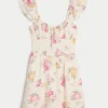 Mini vestido com mangas esvoaçantes e cintura em V