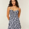 Mini vestido de malha com laço à frente