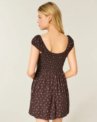 Mini vestido de manga curta com botões