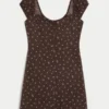 Mini vestido de manga curta com botões
