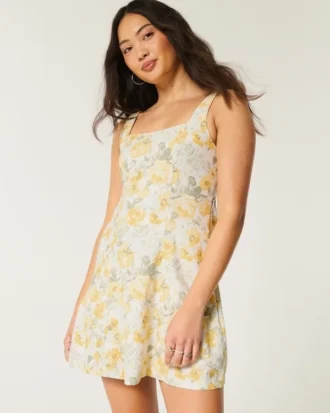 Mini vestido estruturado em mistura de linho
