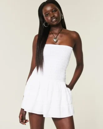 Mini vestido sem alças com corpete franzido