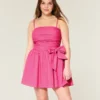 Mini vestido sem alças com laço
