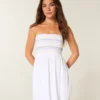 Mini vestido sem alças com smock