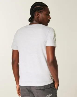 T-shirt com decote em V