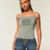 T-shirt com grafismo de Nova Iorque e ombros descobertos
