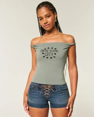 T-shirt com grafismo de Nova Iorque e ombros descobertos