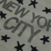 T-shirt com grafismo de Nova Iorque e ombros descobertos