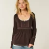 Top babydoll Henley de manga comprida