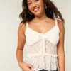 Top com folhos de renda