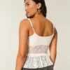 Top com folhos de renda