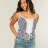 Top com peplum e detalhes em renda