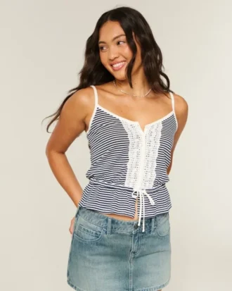Top com peplum e detalhes em renda
