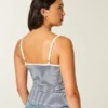 Top com peplum e detalhes em renda