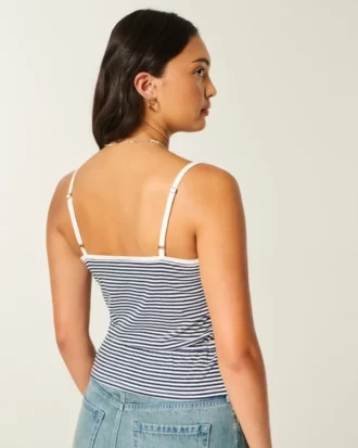 Top com peplum e detalhes em renda