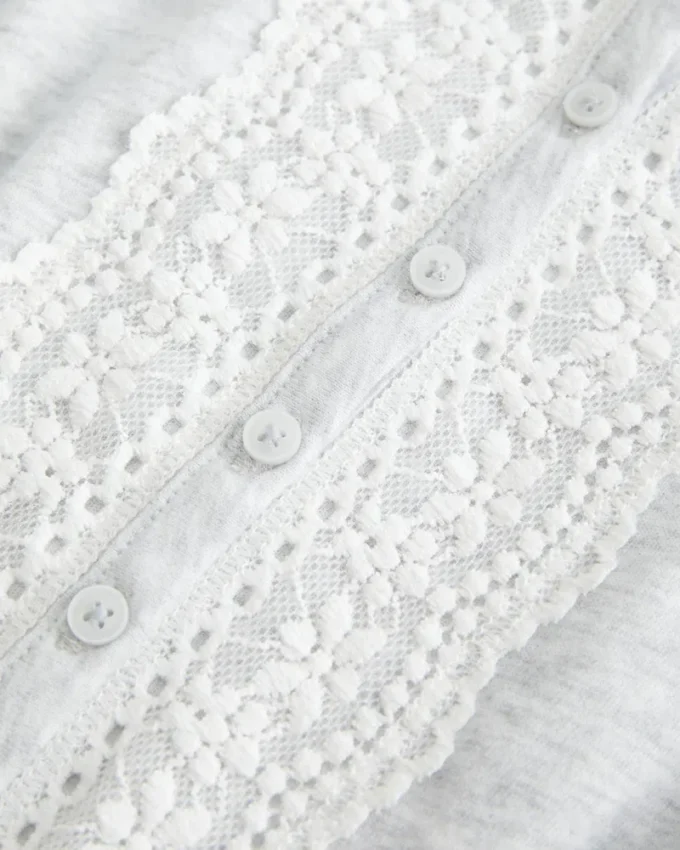 Top com peplum e detalhes em renda