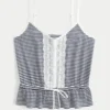 Top com peplum e detalhes em renda
