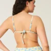 Top de biquíni triangular com borda com folhos