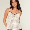 Top de chiffon com acabamento em renda