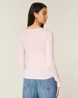 Top de manga comprida com acabamento em renda