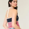 Top halter estilo croché com padrão da bandeira americana