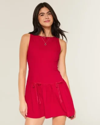Vestido com saia-calça de cintura baixa e gola alta